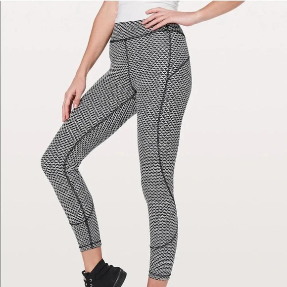 Lululemon In Movement 7/8 Tight Legging Size 2 - Picture 2 of 12